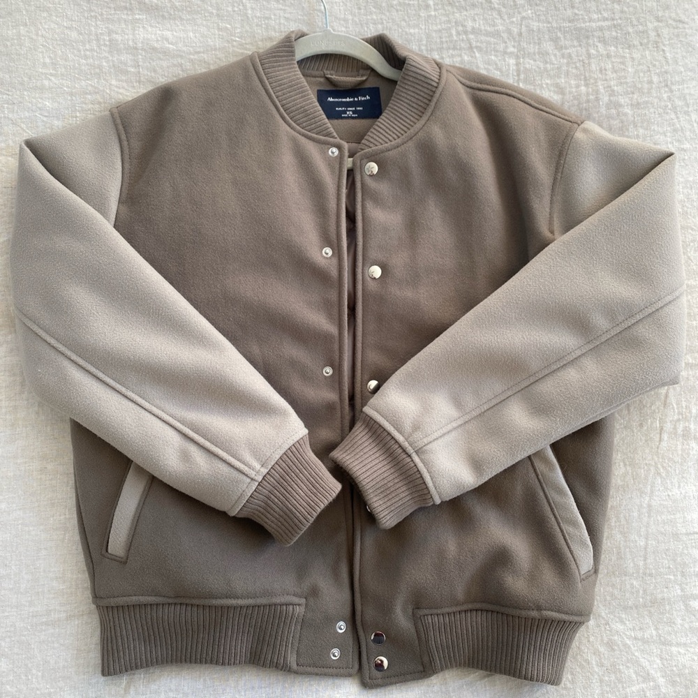 Abercrombie & fitch tan oversized bomber jacket Xs